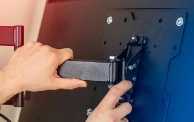 Jaki uchwyt do telewizora wybrać? Jak go dopasować?