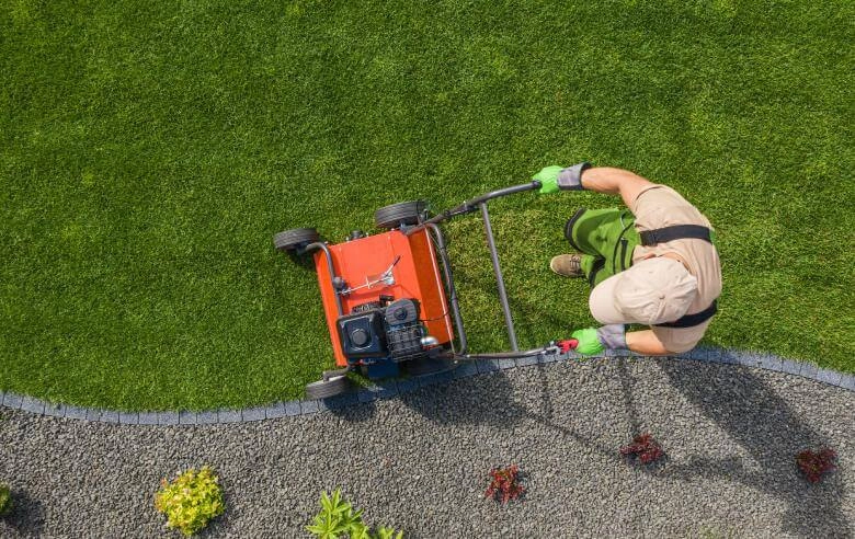 Co to jest aerator do trawy – jak działa i do czego służy?