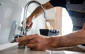 Jak zamontować baterię kuchenną?