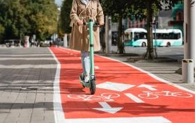 Jak poruszać się hulajnogą elektryczną zgodnie z przepisami?