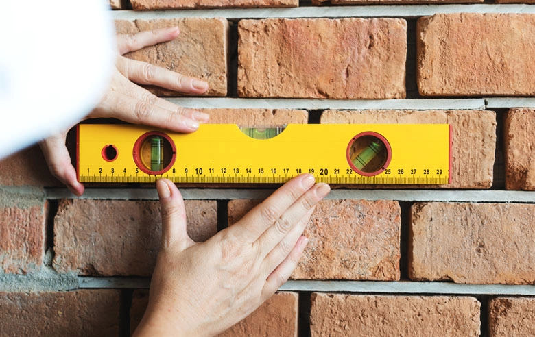 Jak prawidłowo używać poziomnicy – rodzaje i zastosowania