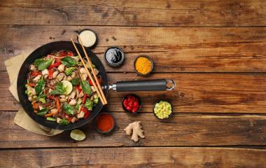Wok – jaki wybrać, aby się cieszyć azjatycką kuchnią w domu?