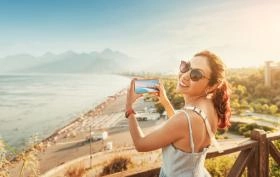 Telefon z dobrym aparatem do 2000 złotych – ranking 2025