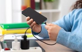 Jak dobrać ładowarkę do telefonu i innych urządzeń? Rodzaje ładowarek