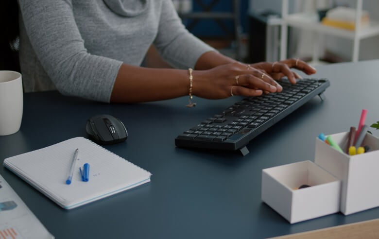Jak podłączyć klawiaturę i mysz bezprzewodową do laptopa?