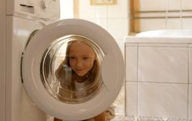 Dlaczego pralka cieknie od spodu?