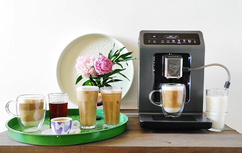 Recenzja ekspresu Krups Evidence Hot & Cold EA898G. Od espresso, przez kawy mrożone, po czyszczenie automatyczne