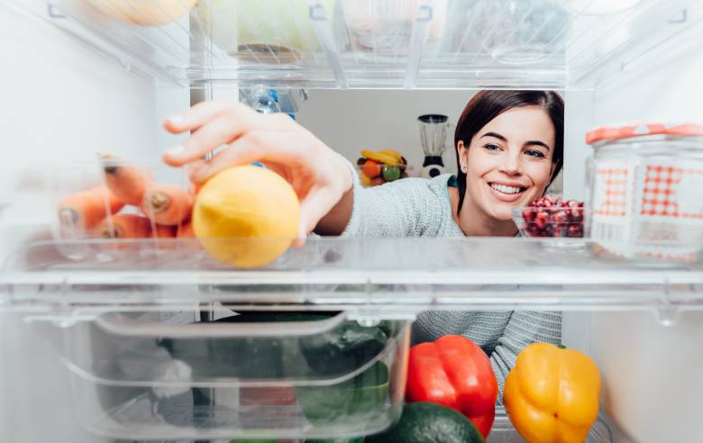 Jak układać produkty w lodówce? Sprawdź, jak prawidłowo przechowywać żywność!