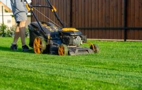 Pierwsze koszenie trawy po zimie – kiedy i jak to zrobić?