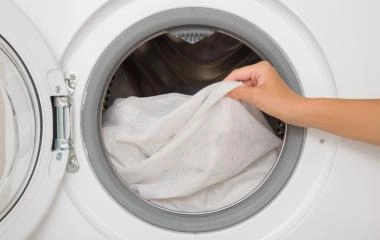 Jak prać firanki? Program, temperatura i wybielanie
