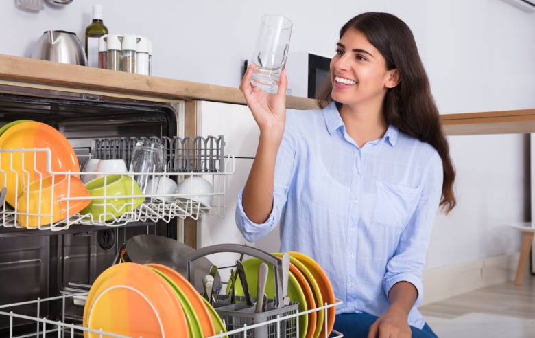 Jak zmywać naczynia, by były czyste, lśniące i bez skaz?