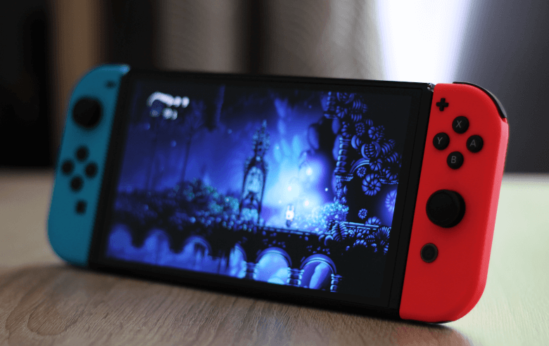 Recenzja Nintendo Switch OLED – czy warto? Porównanie ze starszym modelem V2