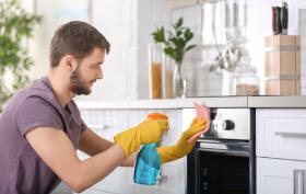 Jak wyczyścić piekarnik – 10 domowych sposobów na pozbycie się przypaleń, tłustych plam i zacieków
