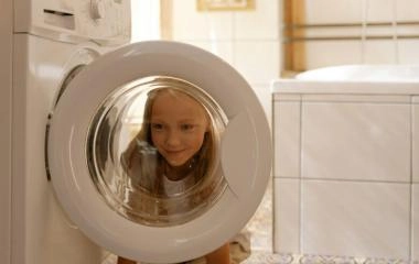 Dlaczego pralka cieknie od spodu?