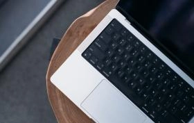 Skr&oacute;ty klawiszowe MacBook &ndash; poznaj najważniejsze kombinacje
