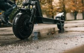 Czy hulajnogą i rowerem elektrycznym można jeździć w deszczu?
