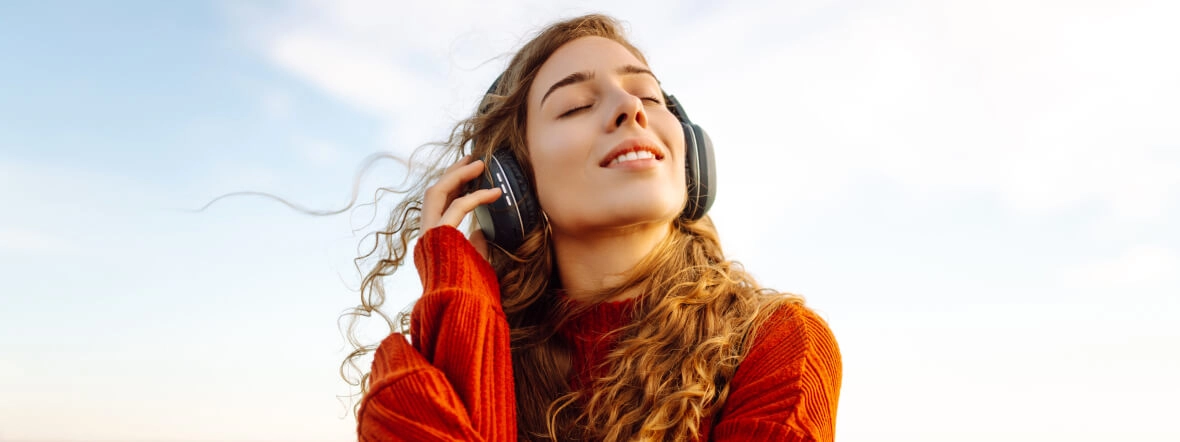 Najlepsze bezprzewodowe słuchawki do 200 zł &ndash; ranking 2025