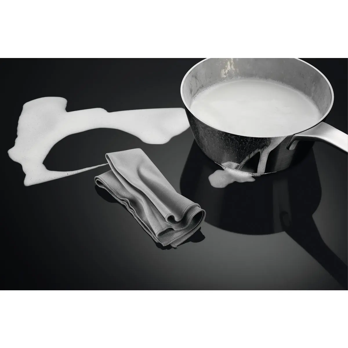 Płyta indukcyjna AEG Slim-fit IKE74441FB 71cm