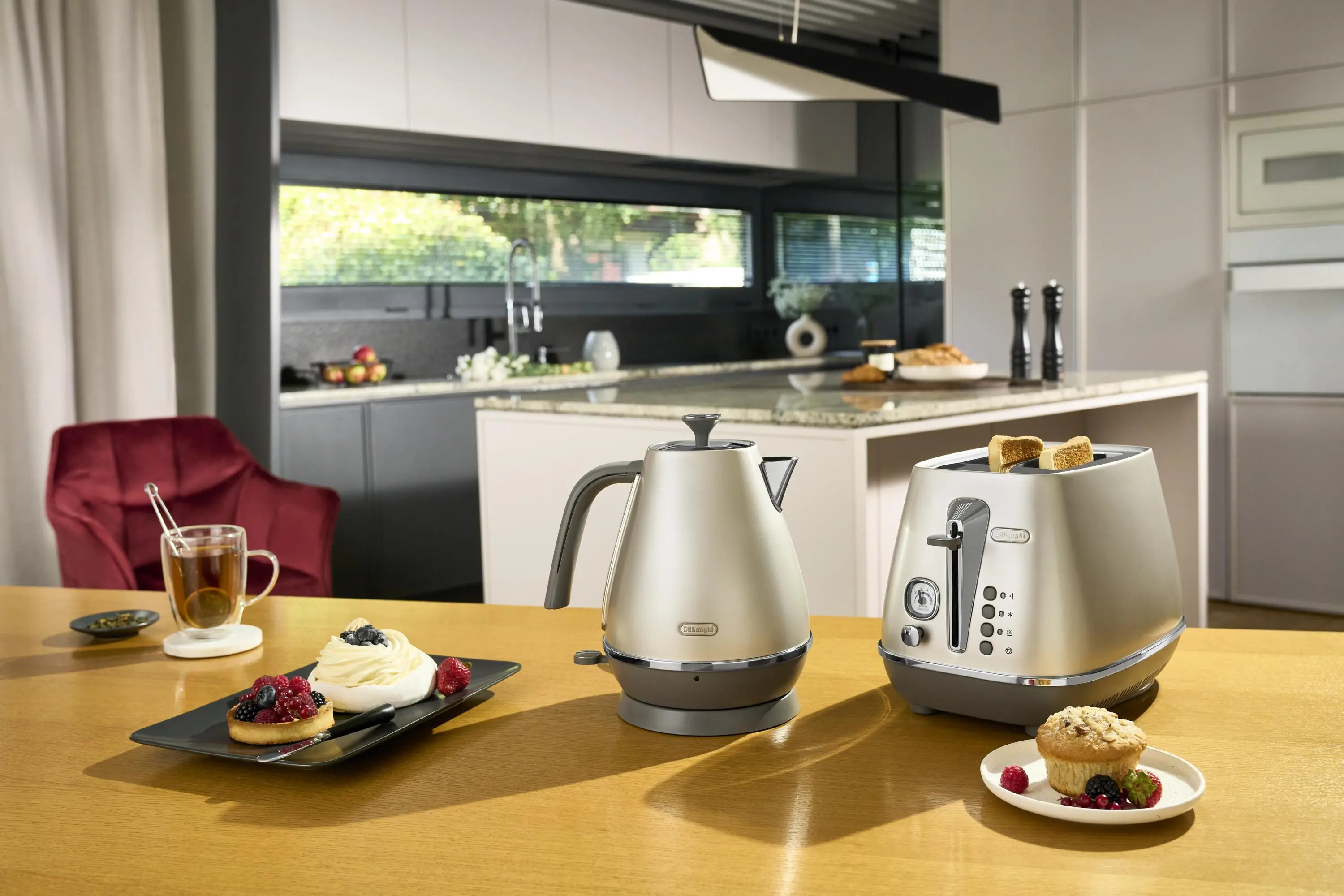 фото Електрочайник Delonghi KBI 2001.S