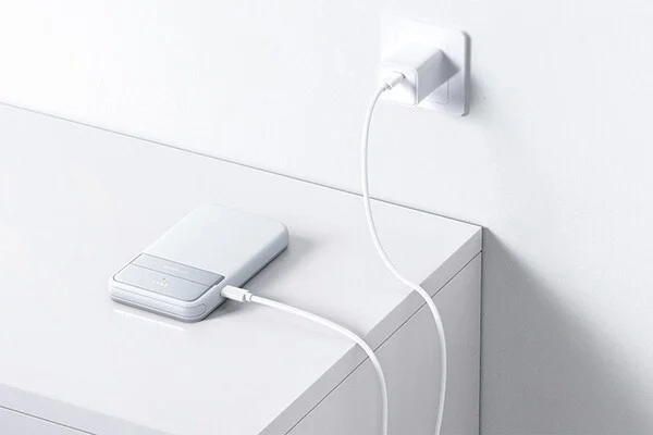 фото Зовнішній акумулятор (павербанк) EcoFlow Rapid Magnetic 5000mAh Light Blue (EF-RAPID5000-L-EU)