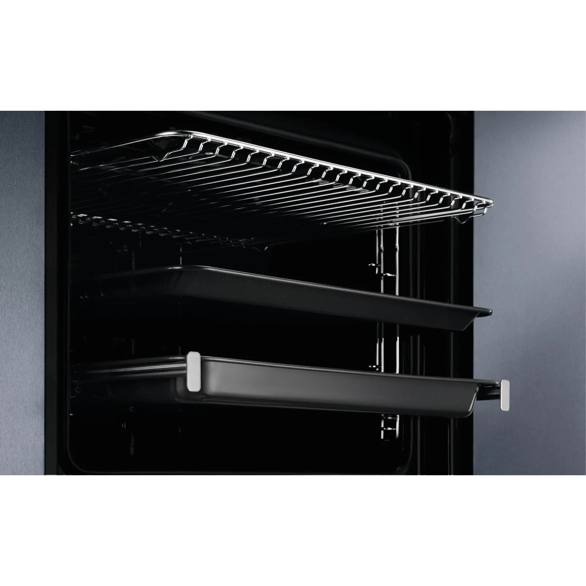Wnętrze piekarnika Electrolux SurroundCook EOF3H50BK