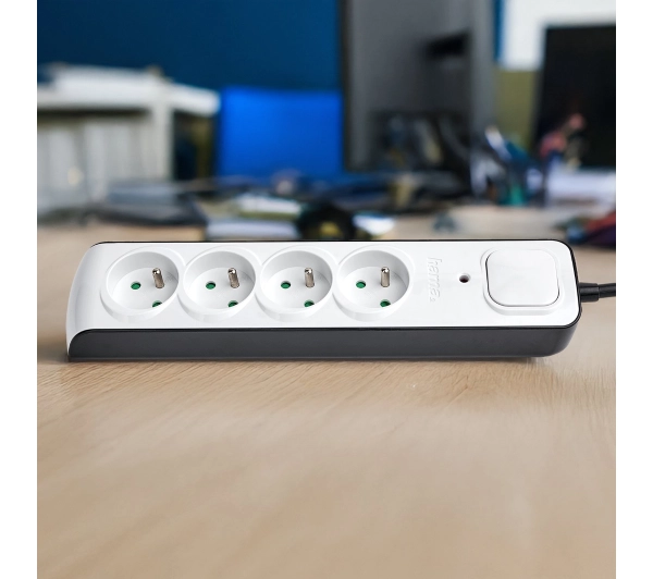 Hama P2223761 Premium 4 gniazda 1,5m Czarny