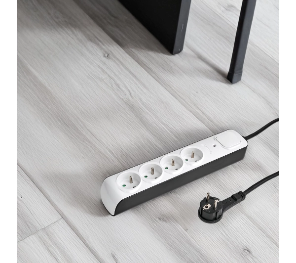 Hama P2223761 Premium 4 gniazda 1,5m Czarny