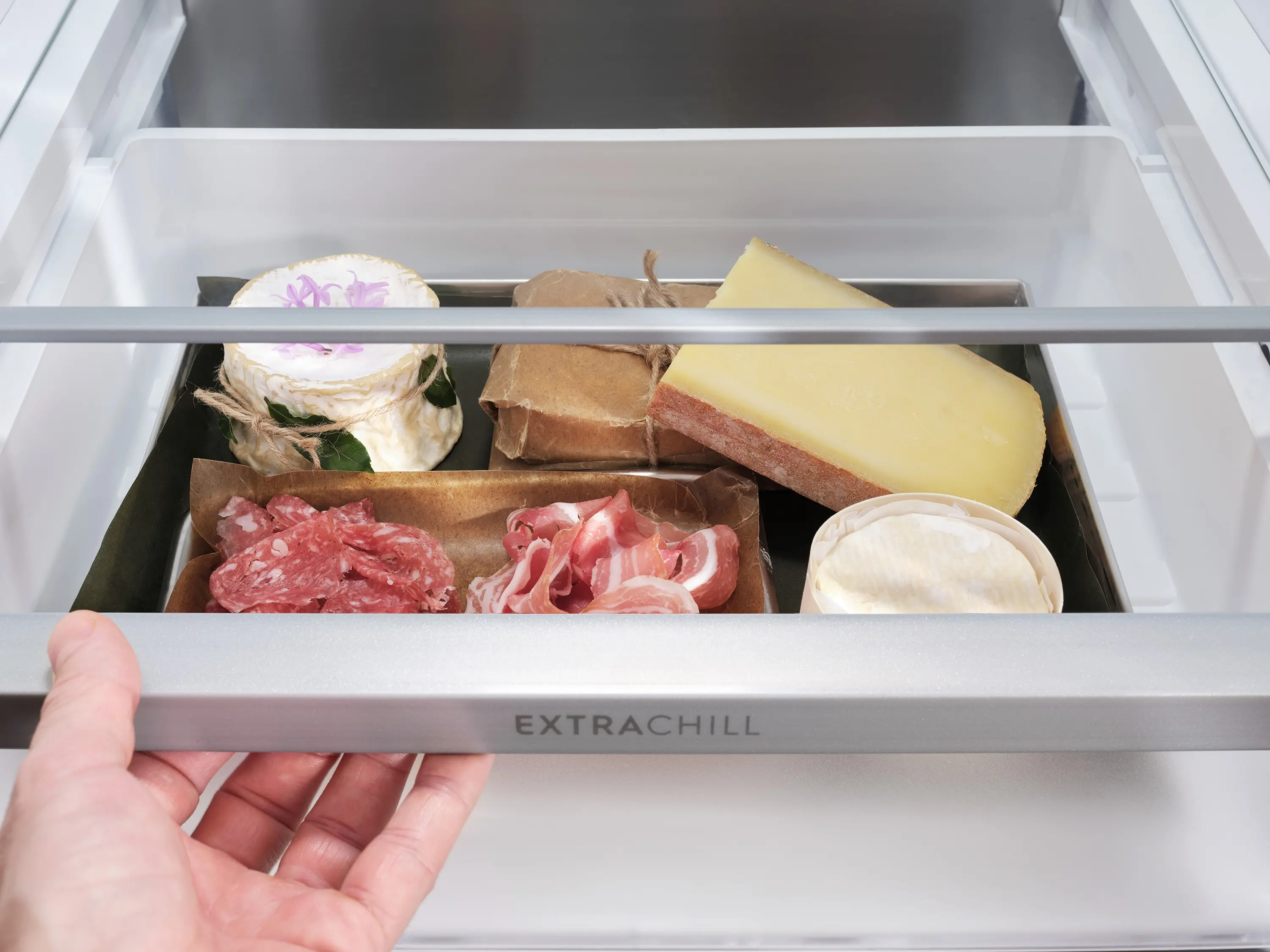 фото Холодильник з морозильною камерою Electrolux E8MNCC18S