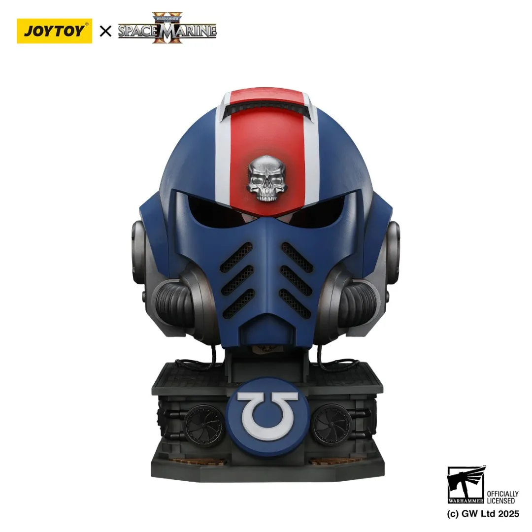 Model Joy Toy Hełm Warhammer 40k Space Marine 2 Ultramarines Lieutenant Titus Helmet with Display Stand - Replica 44 cm