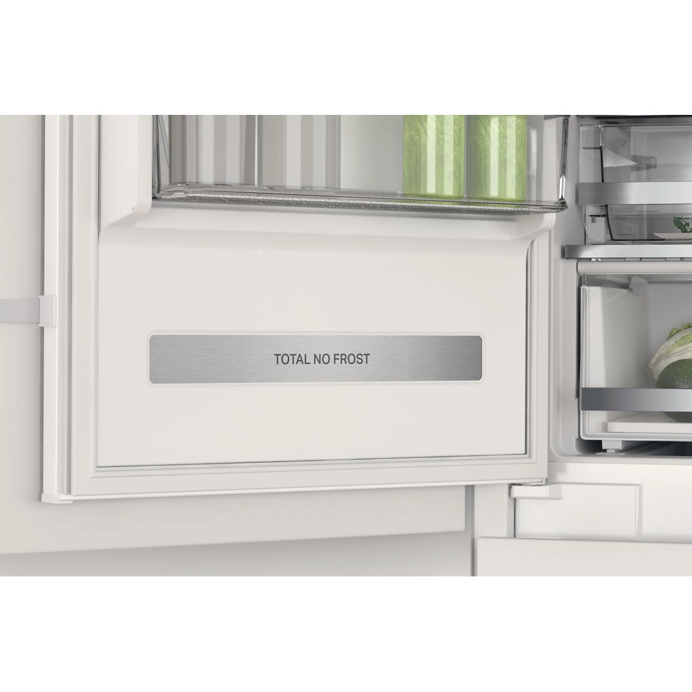 Otwarta lodówka do zabudowy Whirlpool WHC18 T594