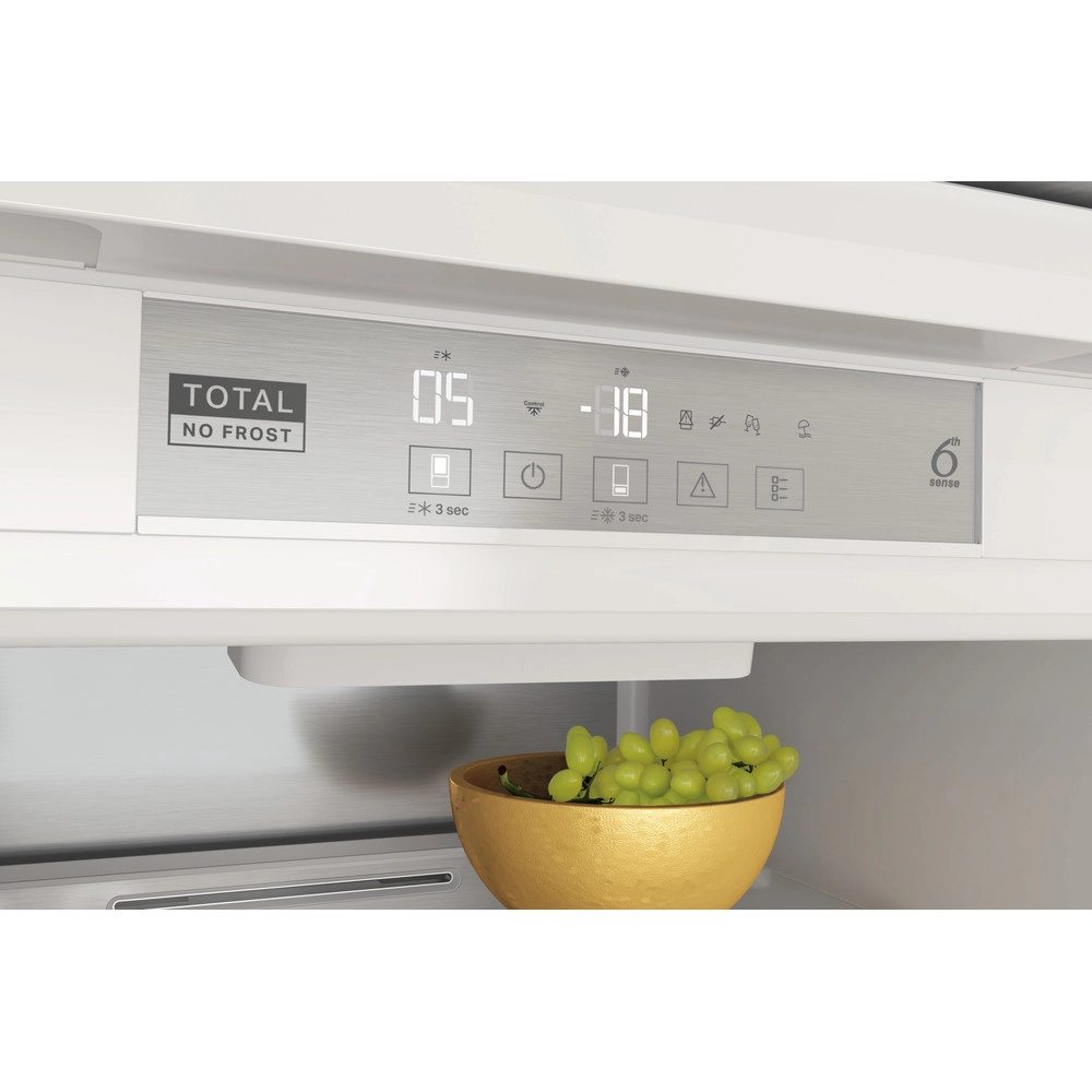 Wnętrze chłodziarki Whirlpool WHC18 T594