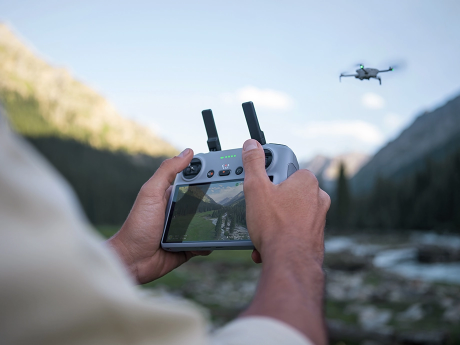 Dron DJI Mini 4 Pro Fly More Combo (DJI RC 2) + DJI Care