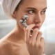 Masażer do twarzy – jak działa na skórę? Jaki model wybrać?