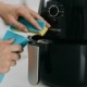 Jak wyczyścić air fryer? Mycie frytkownicy beztłuszczowej krok po kroku