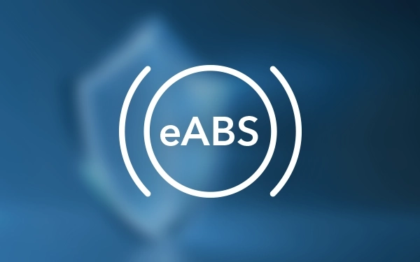 Значок eABS (електричної антиблокувальної гальмівної системи) знаходиться у білому колі з дугами на синьому фоні з розмитою формою щита.