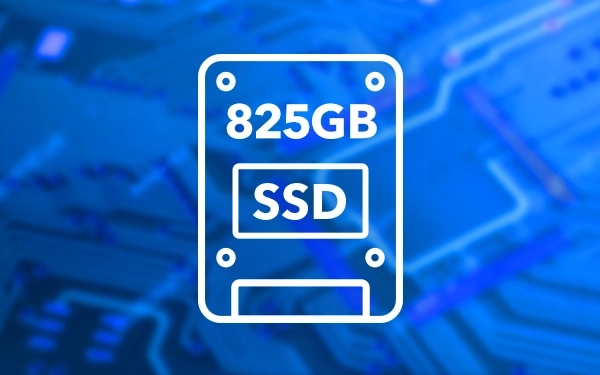 Значок SSD-накопичувача з написом 825 ГБ білого кольору на синьому фоні електронної схеми.