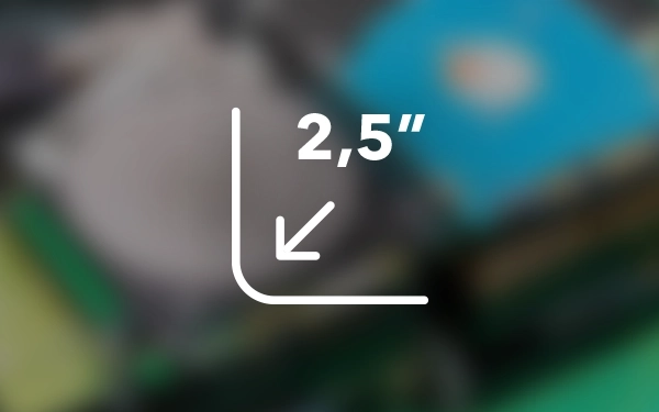 Значок із позначкою 2,5 дюйма, що показує формат зовнішнього жорсткого диска (HDD) на розмитому фоні компонентів.