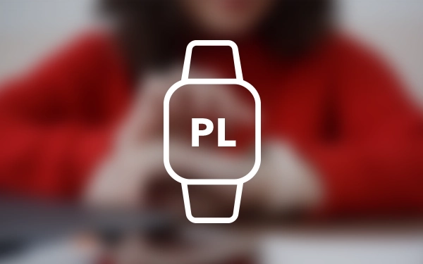 Значок умных часов с буквами PL на размытом фоне, символизирующий польский язык в настройках устройства.