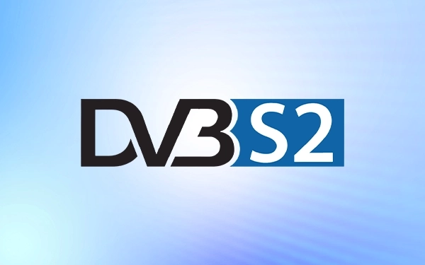 Логотип DVB-S2 (цифровое спутниковое вещание второго поколения) черного и синего цветов на светлом фоне