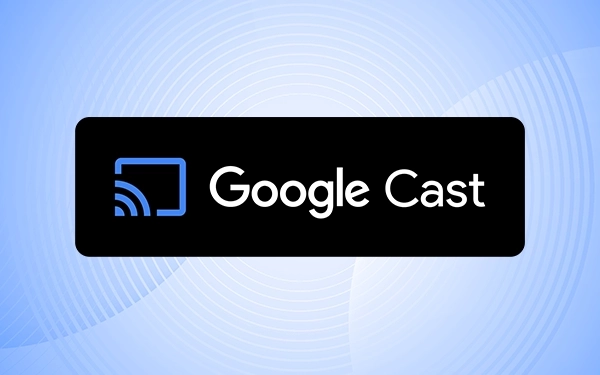 Логотип Google Cast – белый текст с синим экраном и значком сигнала на черном фоне с синими кругами на заднем плане.
