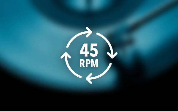 Символ 45 обертів за хвилину на тлі крупного плану грамофонної платівки.