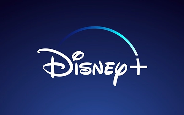 Логотип Disney+ на тёмно-синем фоне с синей дугой над надписью