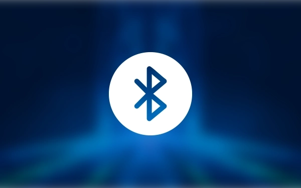 Białe logo Bluetooth na niebieskim tle z delikatnym efektem świetlnym