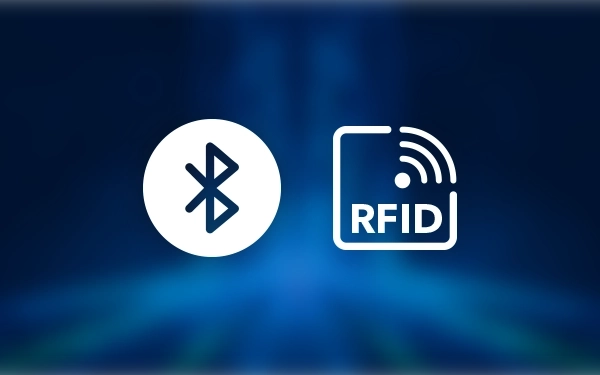 Значки Bluetooth та RFID (радіочастотна ідентифікація) поруч на синьому фоні зі світловим ефектом