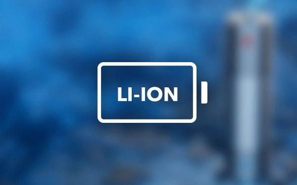 Значок літій-іонного акумулятора, або літій-іонного акумулятора, що використовується в портативних акумуляторах, показаний на розмитому синьому фоні