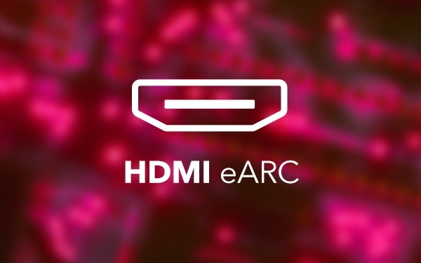 Напис HDMI (High-Definition Multimedia Interface) eARC (Enhanced Audio Return Channel) на фоні у відтінках рожевого та червоного.
