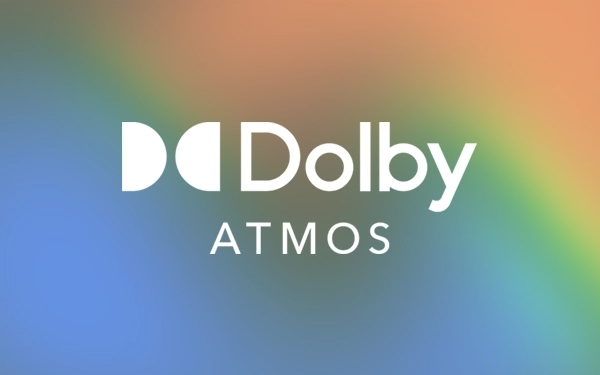 Логотип Dolby Atmos білого кольору на градієнтному фоні помаранчевого, зеленого та синього кольорів.