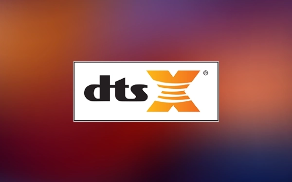 Logo DTS:X (Digital Theater Systems:X) na tle w odcieniach pomarańczu i fioletu – symbol technologii przestrzennego dźwięku