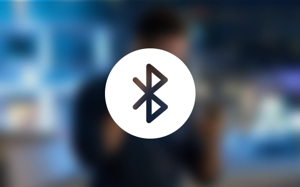 Піктограма Bluetooth (бездротове з’єднання Bluetooth короткого радіусу дії) на розмитому синьому фоні