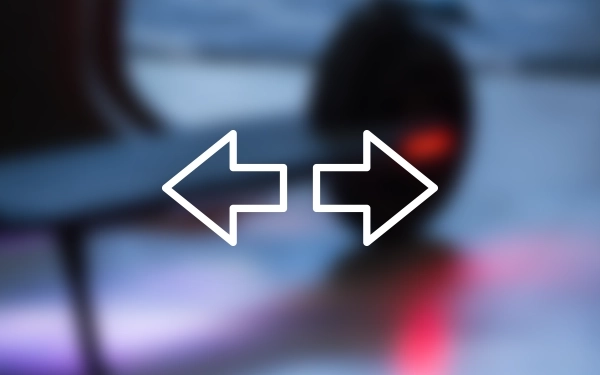 Значок із двома стрілками, що вказують ліворуч і праворуч, що символізують сигнали повороту на скутері, на розмитому фоні фото